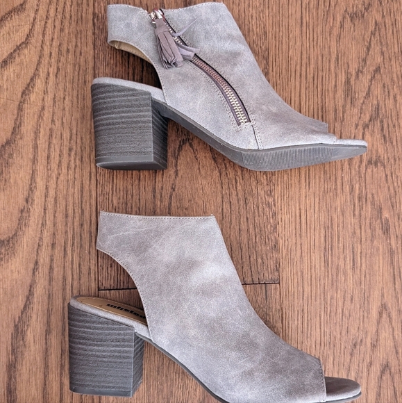 Open Toe Block Heel Ankle Booties - Picture 3 of 8